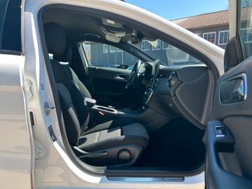 Fahrzeugabbildung Mercedes-Benz GLA 200 LED PDC 360° Kamera Navi  SHZ BLT