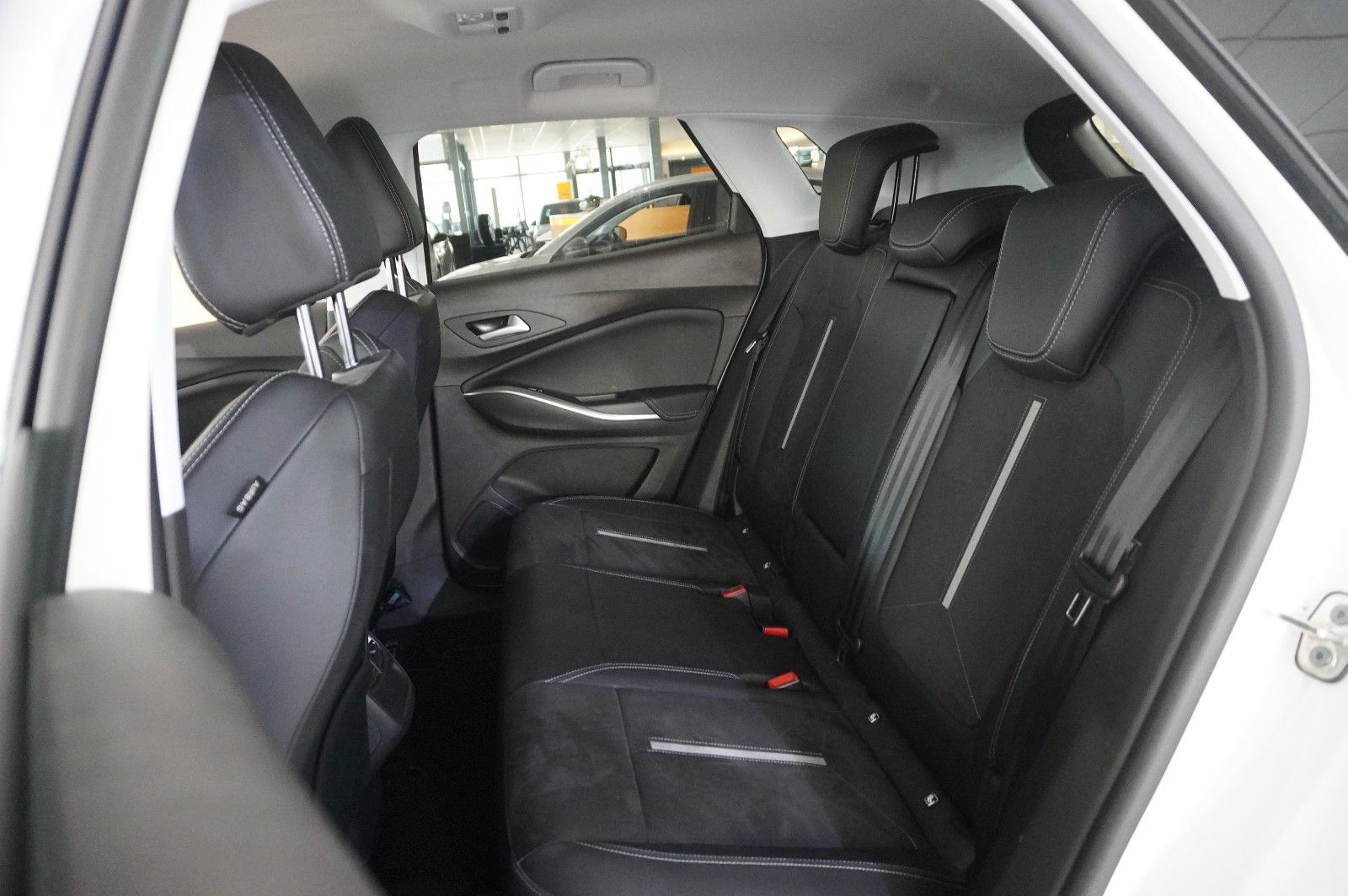 Fahrzeugabbildung Opel Grandland (X) 1.6T GSe HYBRID 4X4 NAVI/LED/SPORT