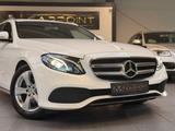 Mercedes-Benz E 220d T-Modell/LED/T-Leder/CAM/BT/NaviSHZ - Mercedes-Benz E 220: T