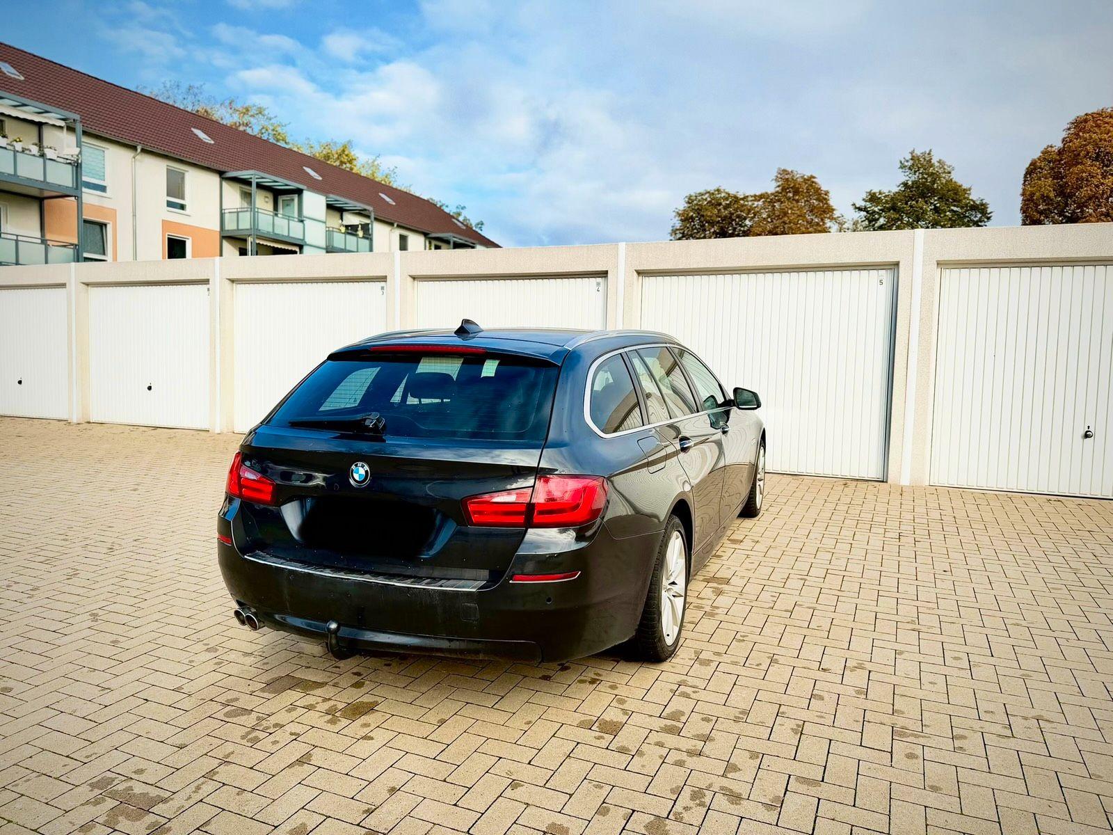 BMW 530 2012 — interior