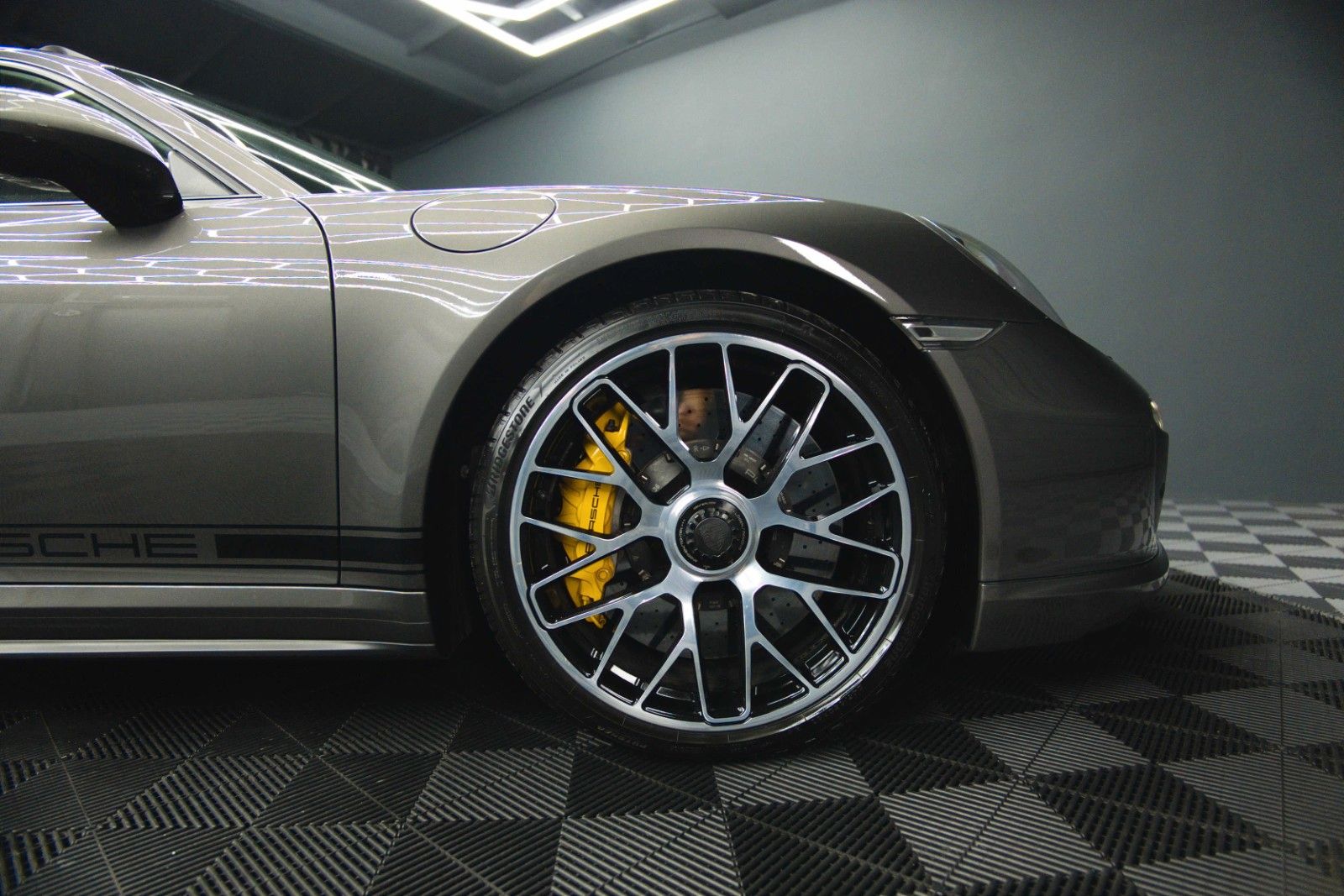 Fahrzeugabbildung Porsche 991 911 Turbo S Coupe Chrono+ | Ceramic | Carbon