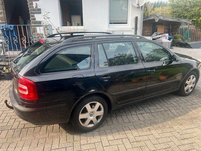 Skoda Octavia 2005 — rear view