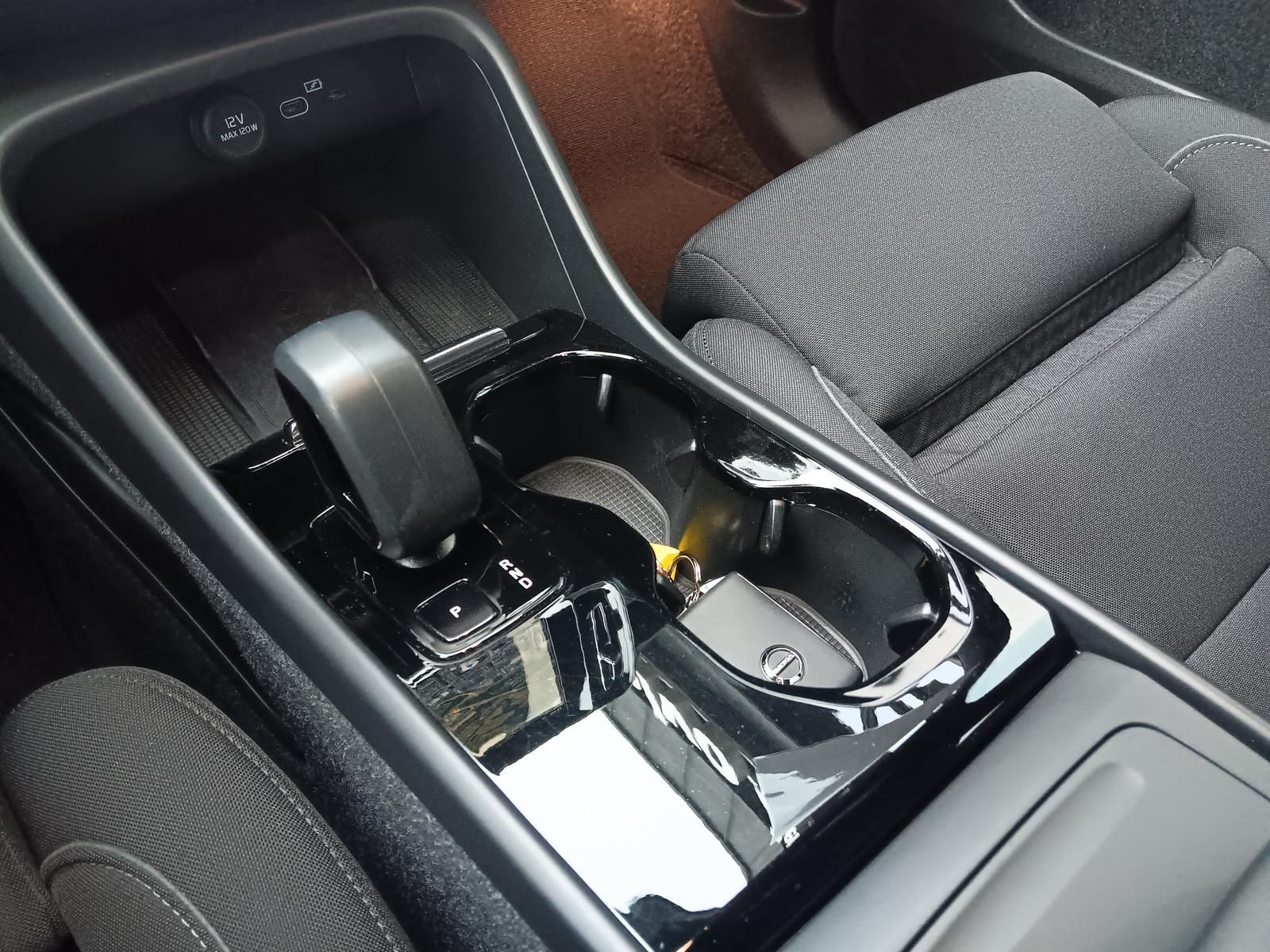 Fahrzeugabbildung Volvo XC40 Core Recharge Pure Electric 2WD