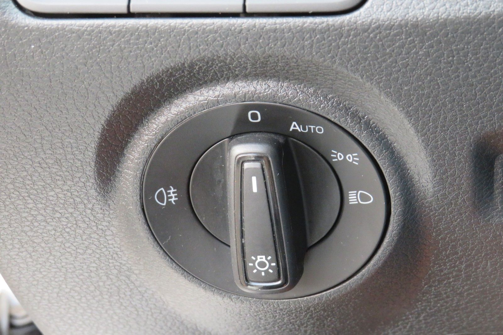 Fahrzeugabbildung SKODA Fabia Ambition DSG PDC NAVI SITZH APP 8-FACH 1.H