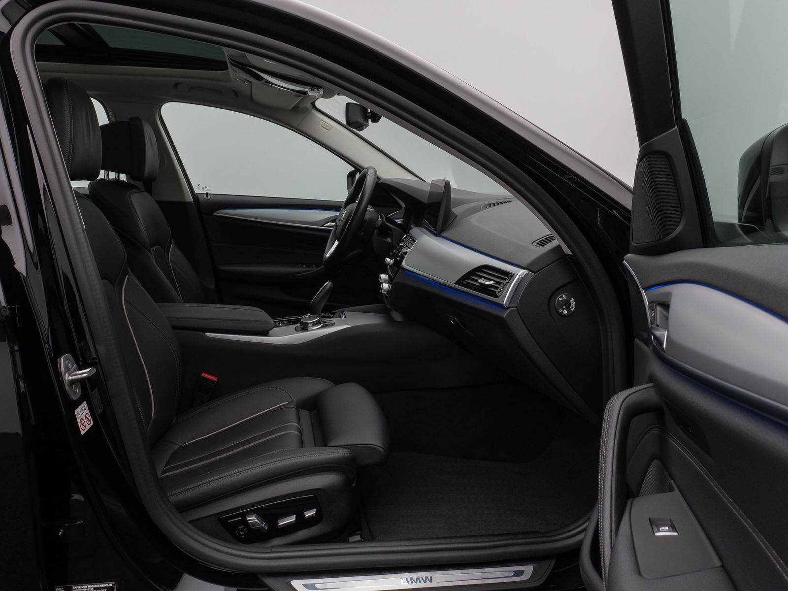 Fahrzeugabbildung BMW 530d Panorama Kamera DAB HiFi DrivAssist Komfort