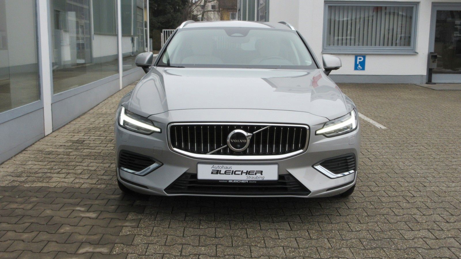 Fahrzeugabbildung Volvo V60 T8 Plus Bright | AHK |