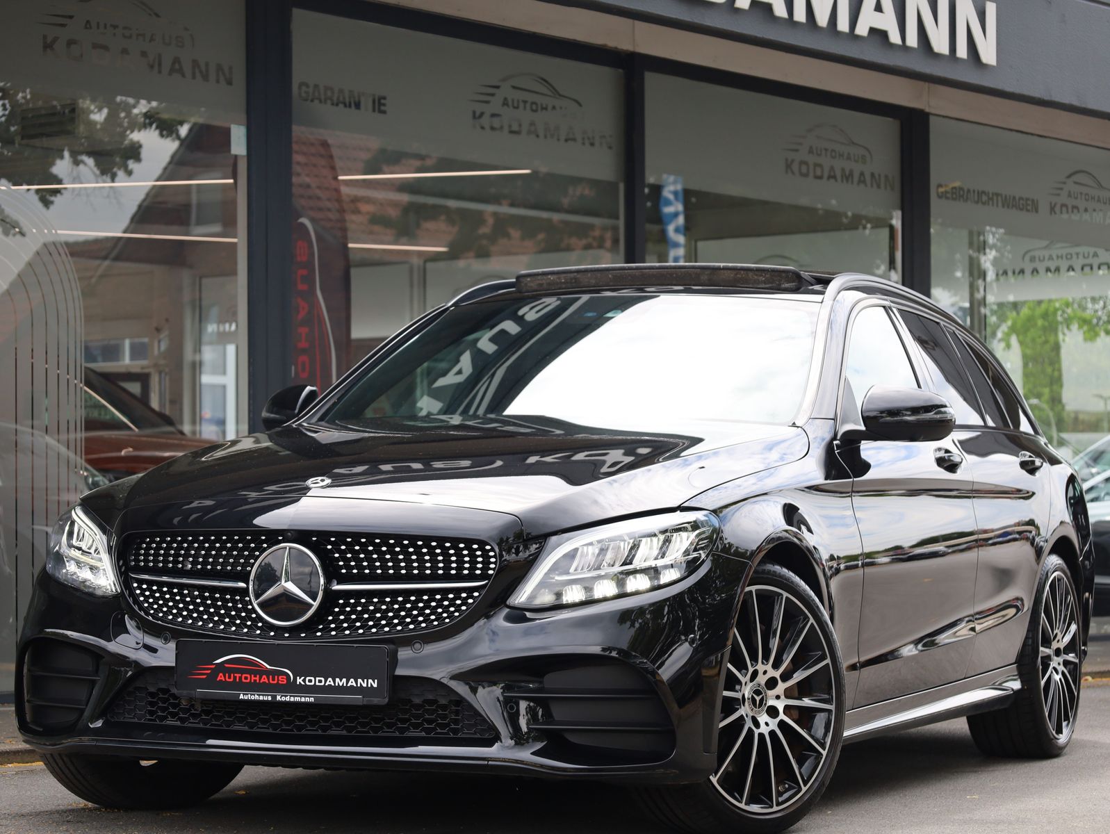 MERCEDES-BENZ C 300 AMG Sport*Leder*360°Kamera*Pano*AHK*19"