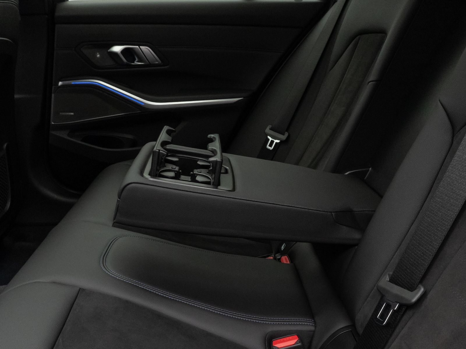 Fahrzeugabbildung BMW 320i M Sport Panorama Kamera DAB H/K AHK 19Zoll
