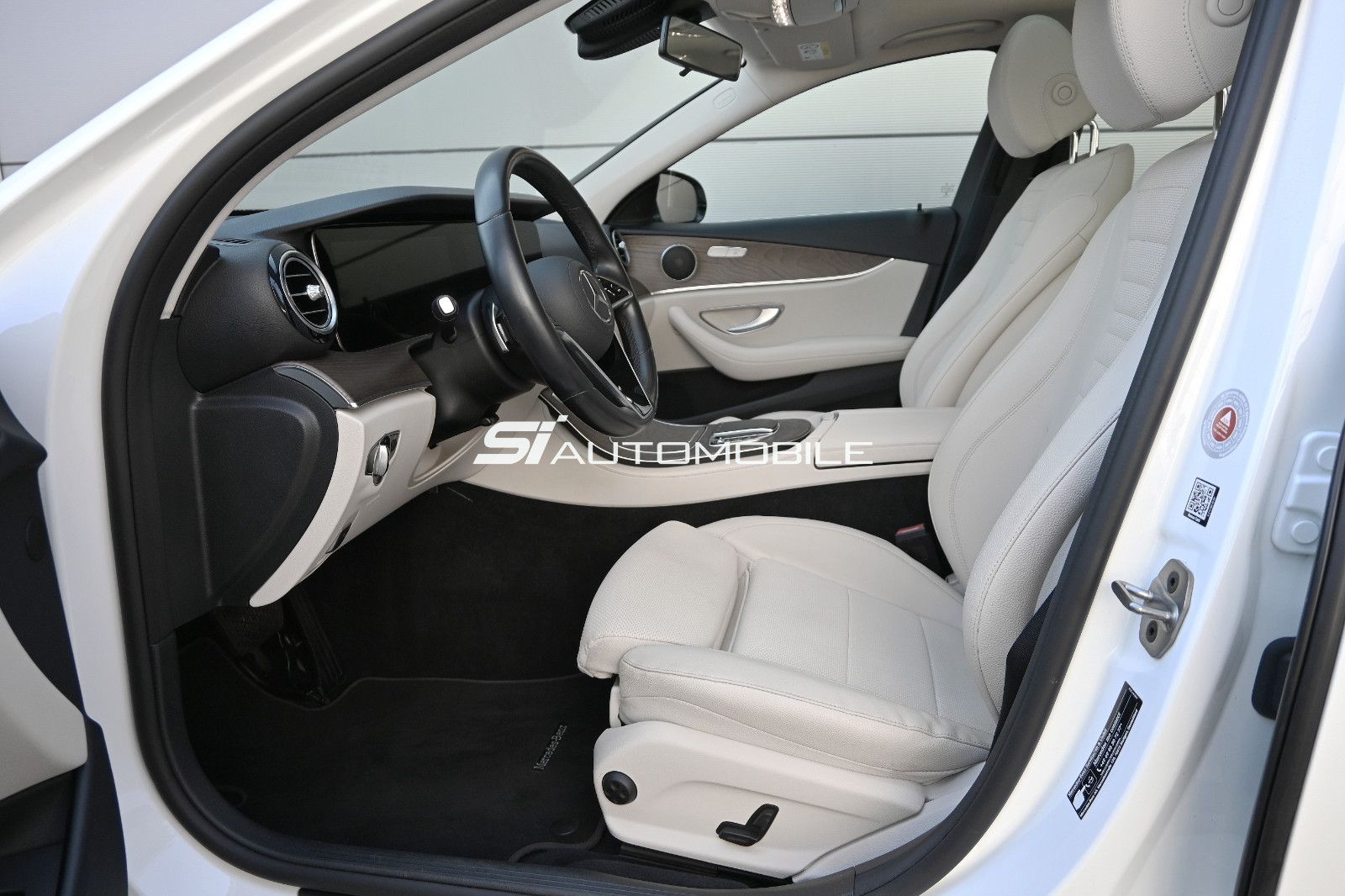 Fahrzeugabbildung Mercedes-Benz E 220 d 4MATIC Exclusive °AHK°PANO°STANDHEIZUNG°