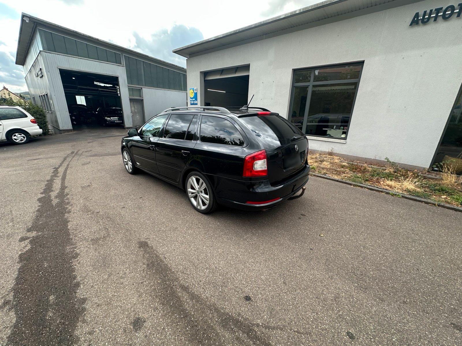 Skoda Octavia 2012 — rear view