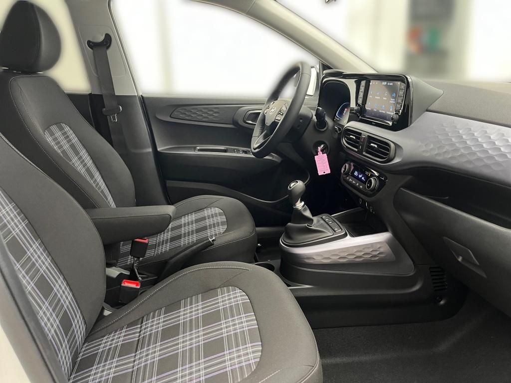 Fahrzeugabbildung Hyundai i10 1.2 Benzin M/T Prime KlimaA Navi SpurH PDC