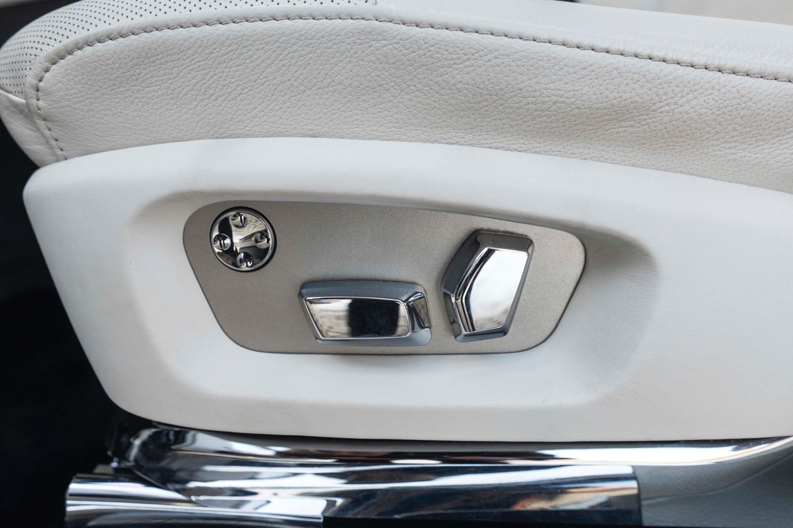 Fahrzeugabbildung Rolls-Royce Ghost V12 TWO TONE FACELIFT STERNHIMMEL KÜHLBOX