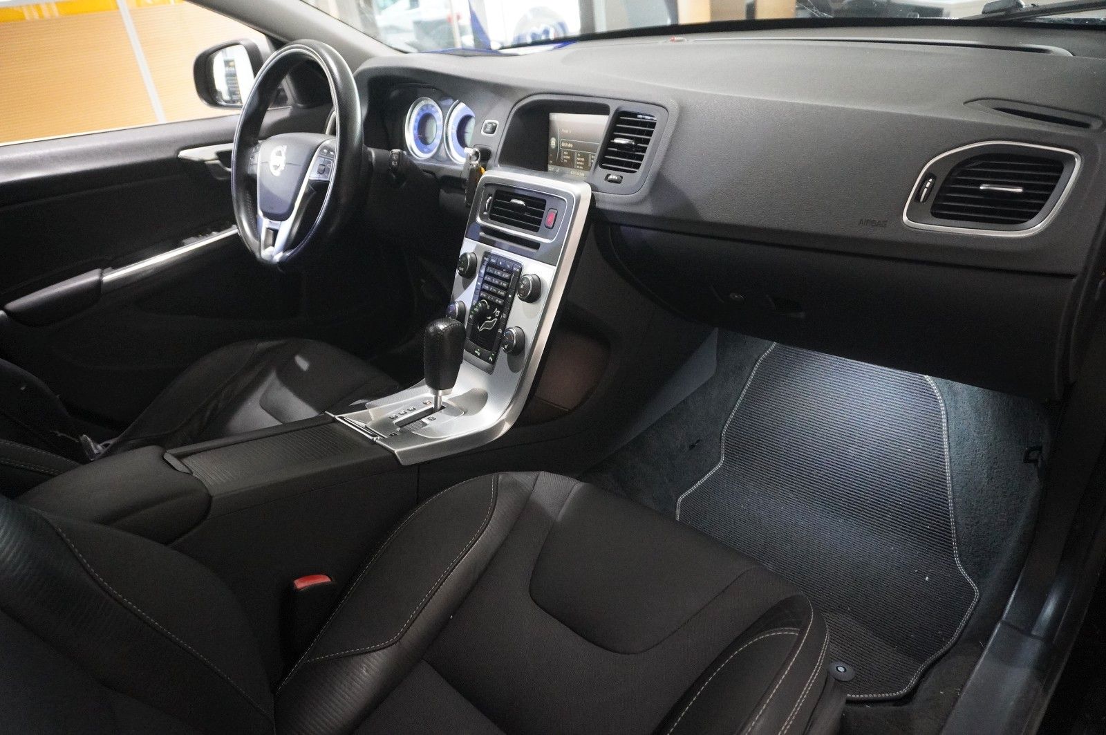 Fahrzeugabbildung Volvo V60 Kombi D4 R-DESIGN NAVI/LED/SHZPDC/AHK