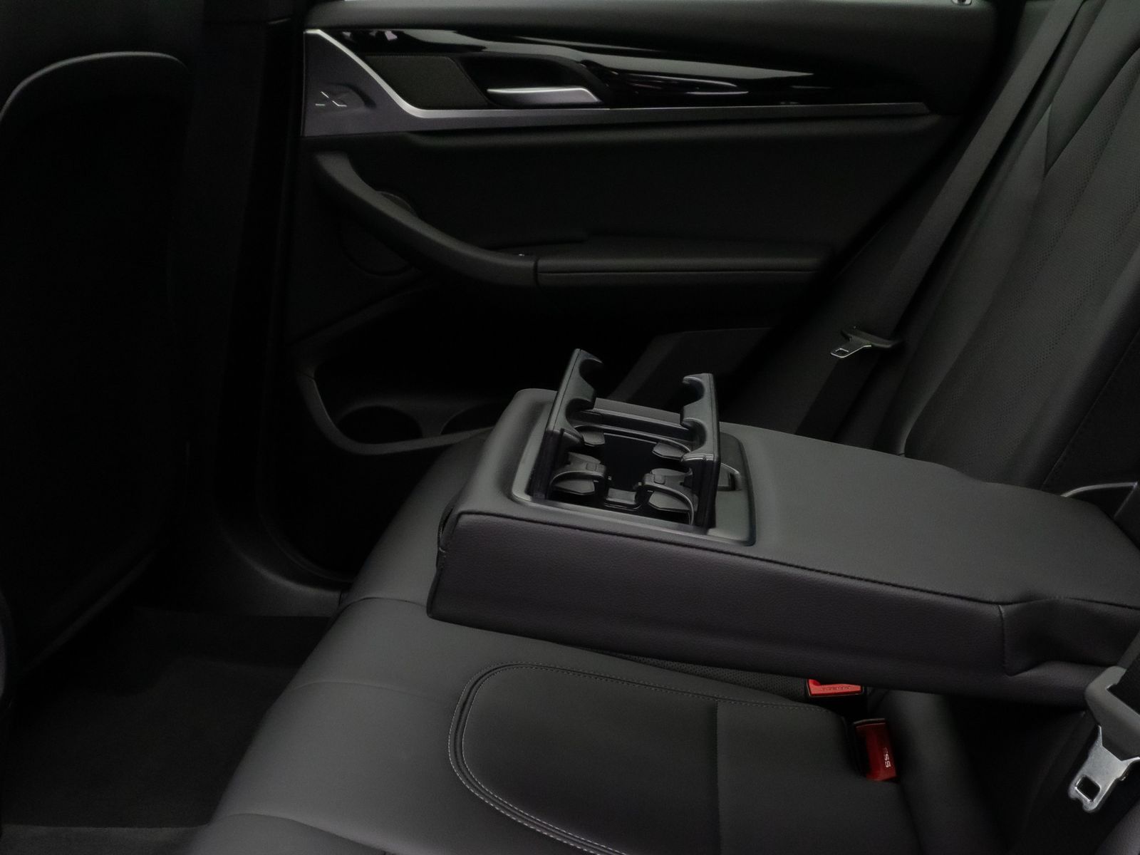 Fahrzeugabbildung BMW X3 xD30e Panorama Kamera HUD H/K Komfort Sport