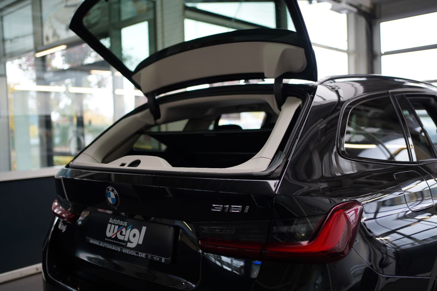 Fahrzeugabbildung BMW 318i Touring Navi+HeadUp+Kamera+APP+LED