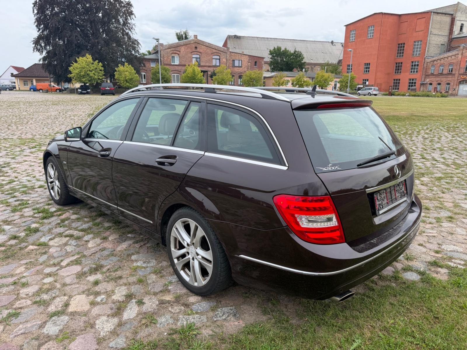 Mercedes-Benz C200 2011 — photo 14