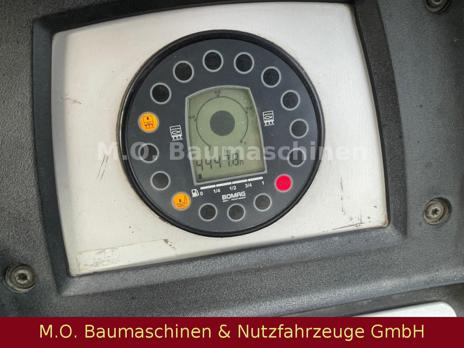 Fahrzeugabbildung BOMAG BW 154 AP-AM / Walze /