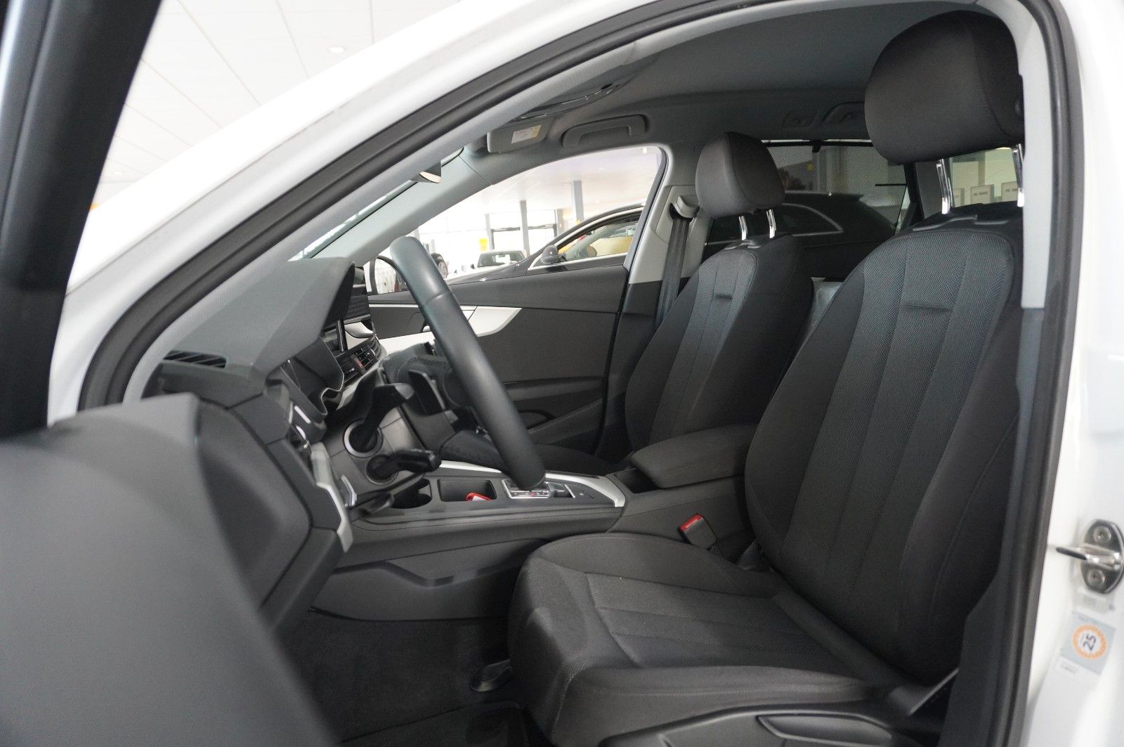 Fahrzeugabbildung Audi A4 Avant 35 TDI S-TRONIC NAVI/LED/KAMERA/SHZ/DAB