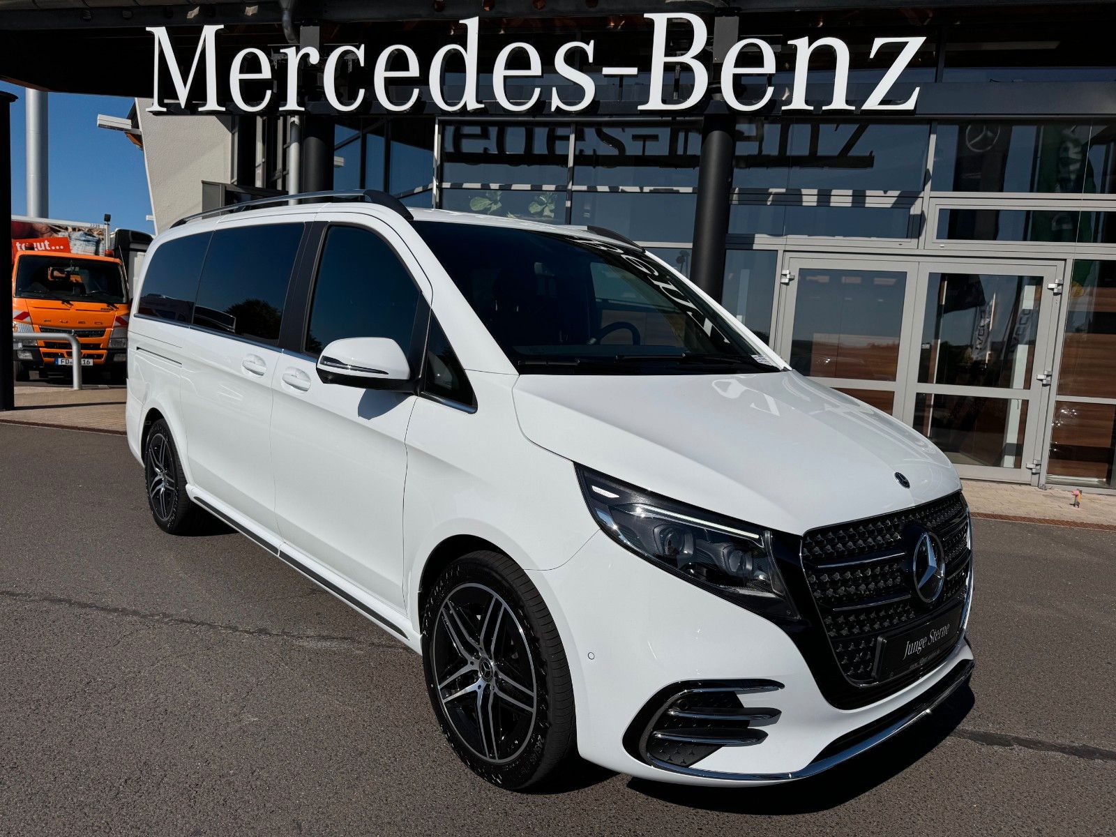 Fahrzeugabbildung Mercedes-Benz V 300 d 4MATIC EXCLUSIVE AMG Tische AHK2,5to