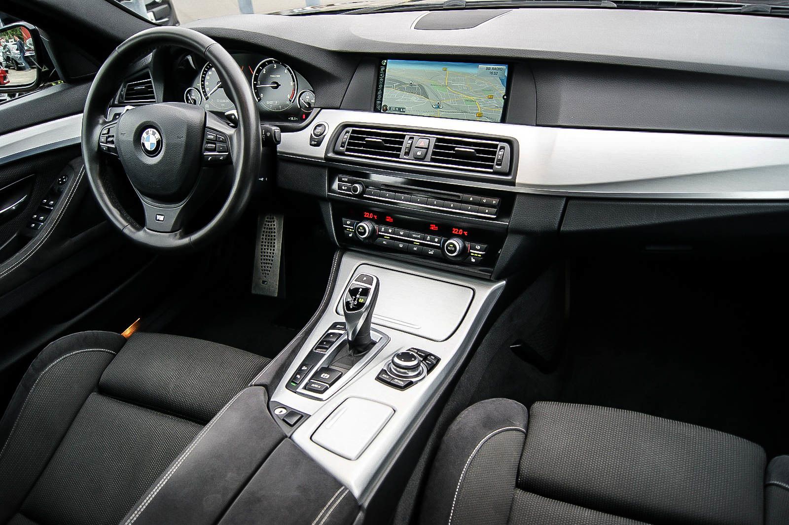 Fahrzeugabbildung BMW 525 d xDrive M-Sport SPORTPAKET SCHIEBEDACH STHZ