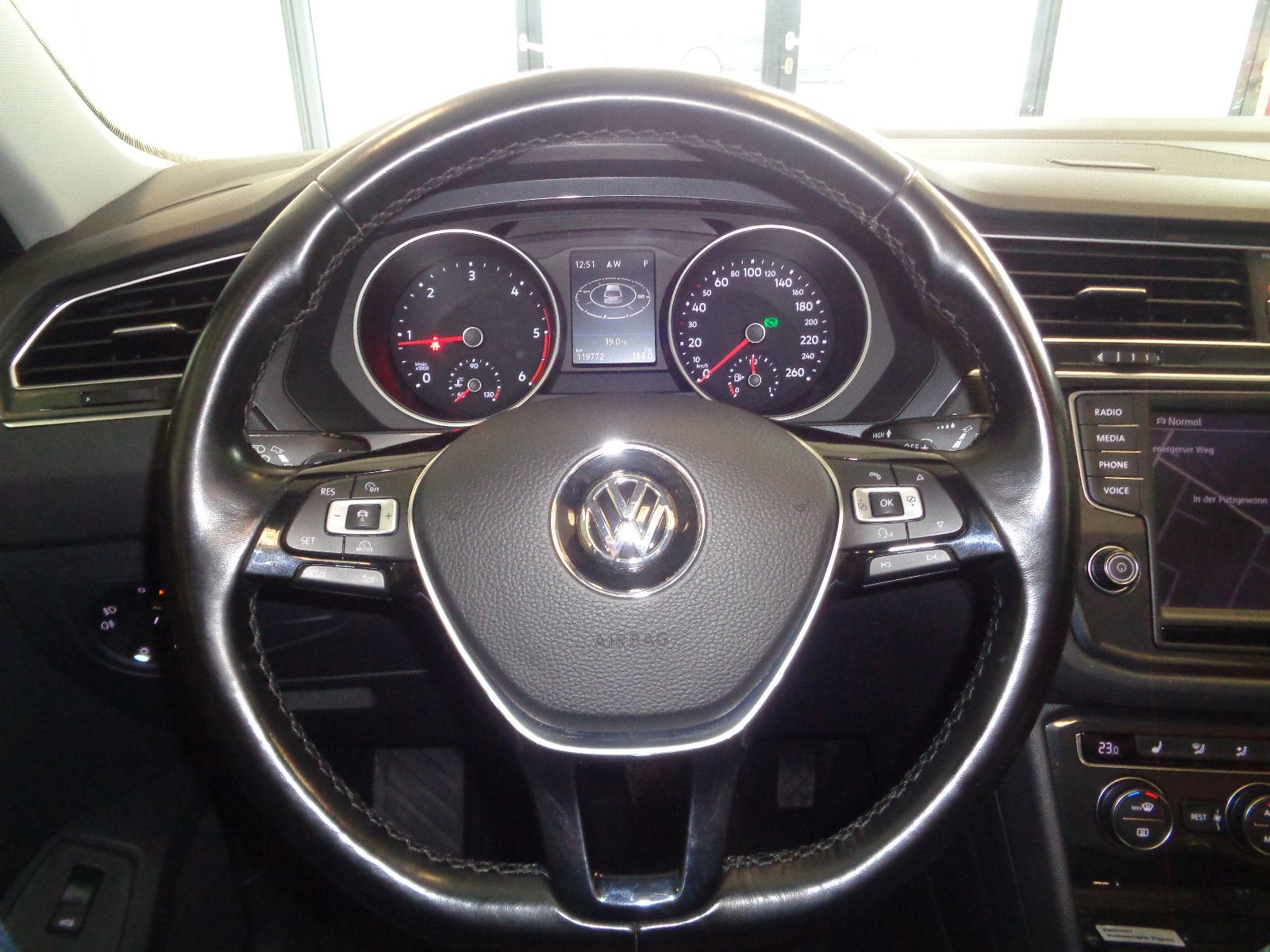 Fahrzeugabbildung Volkswagen Tiguan Highline 4Motion / 1. HAND / AHK / LEDER