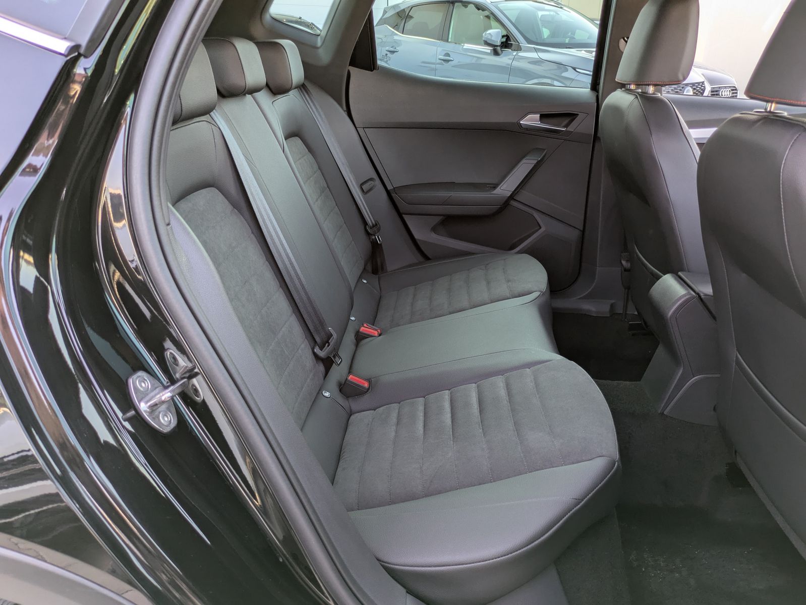 Fahrzeugabbildung SEAT Arona 1.5 TSI FR DSG AHK*ACC*LED*APP*DAB*KAMERA