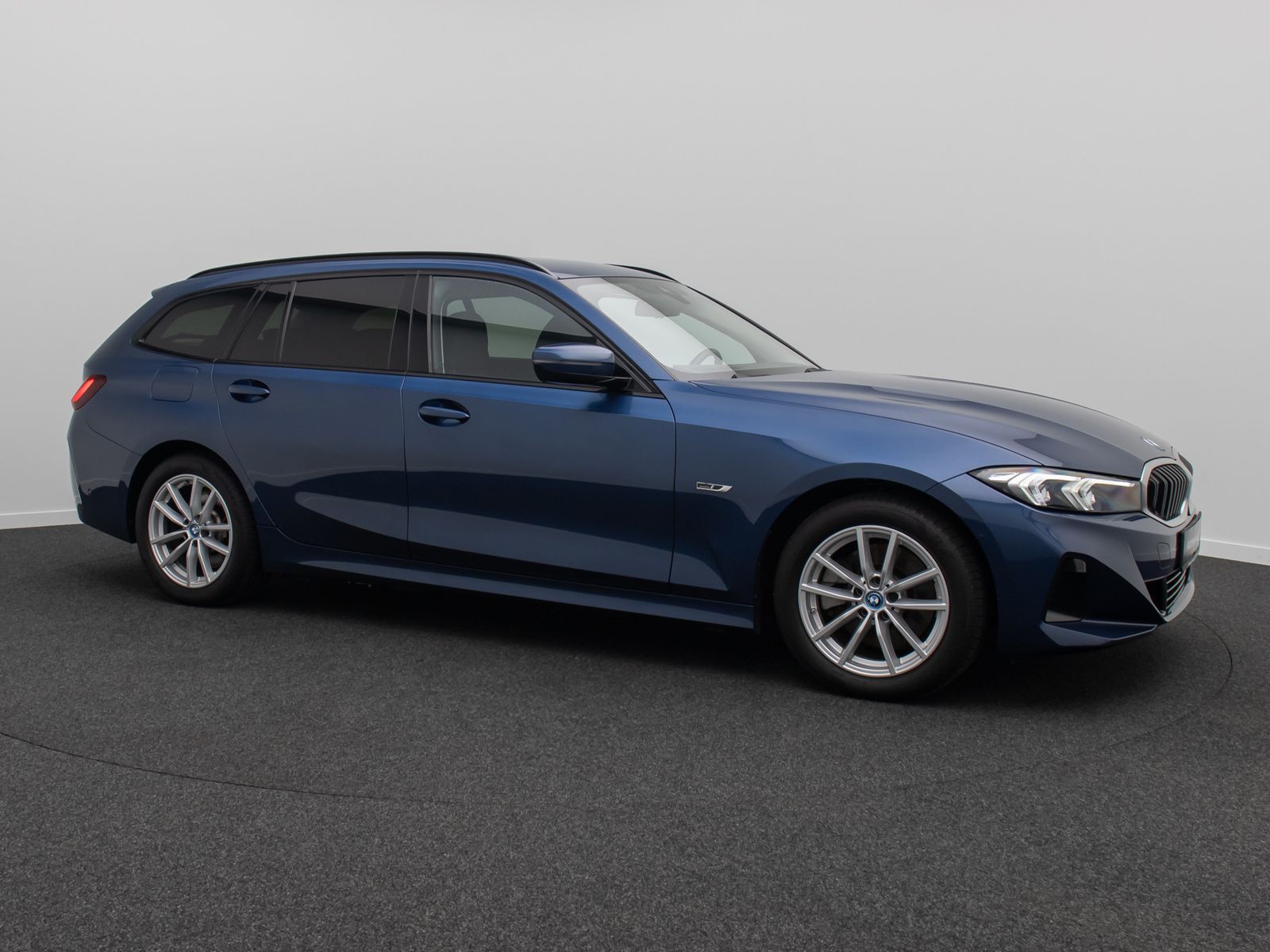 Fahrzeugabbildung BMW 320e HUD Alarm DAB Kamera GeschwindigReg Widscre