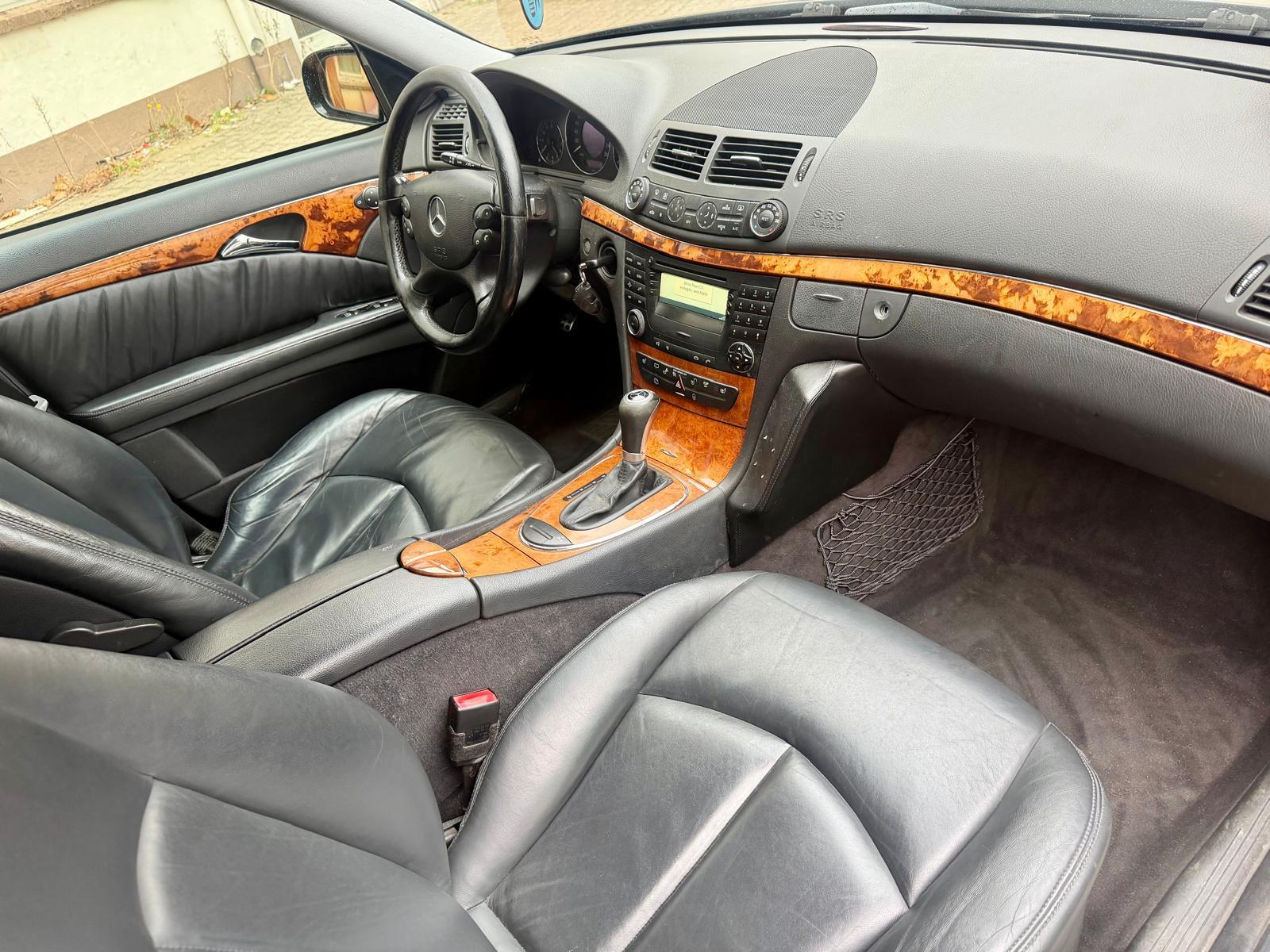 Mercedes-Benz E320 2005 — photo 12