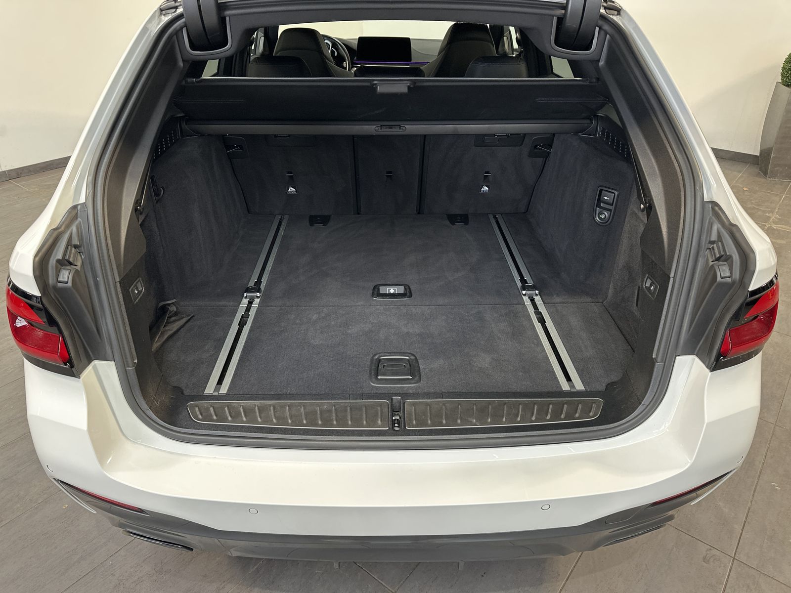 Fahrzeugabbildung BMW 540d Touring xDrive M-Sport NAV+LASER+AHK+ACC+PA