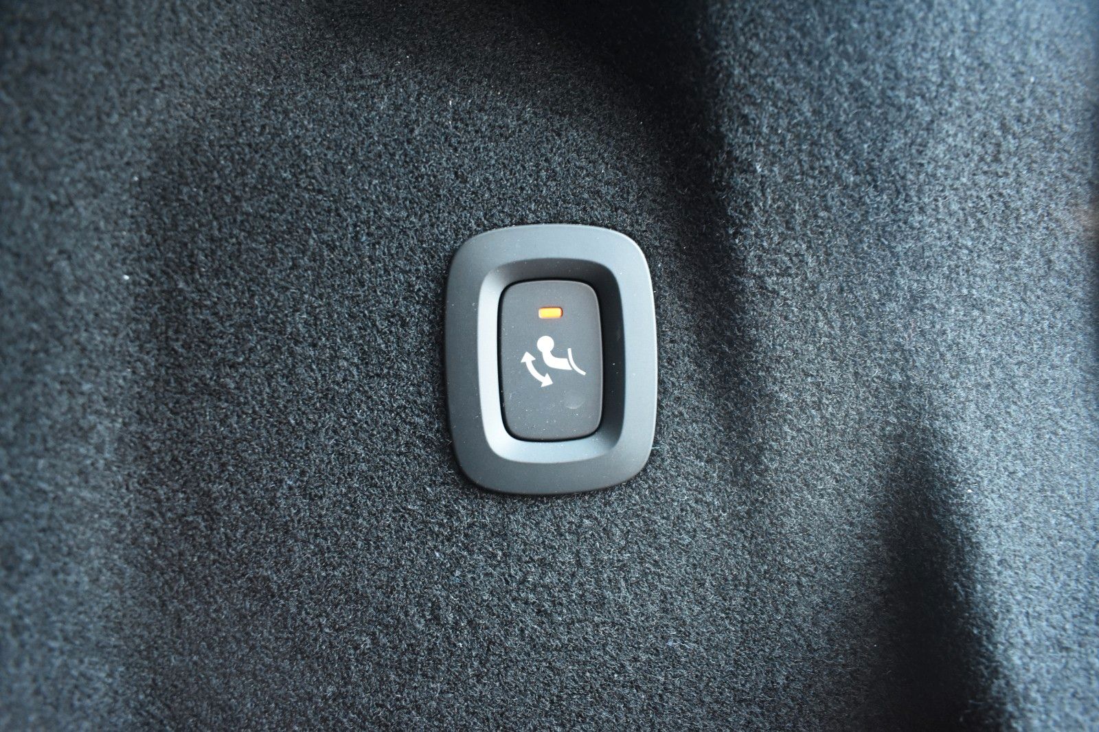 Fahrzeugabbildung Volvo XC60 B5 AWD Plus Dark*FSHZG*360°*H&K*ACC*AHK