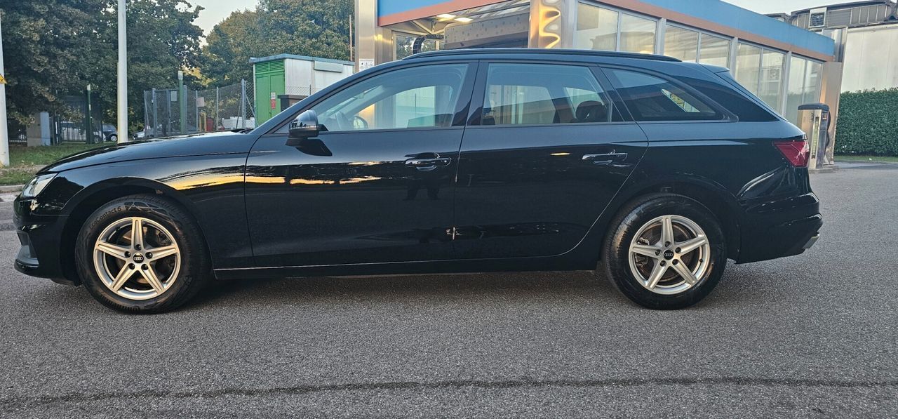 Audi A4 35 TDI/163 CV S tronic line edition Iva imagem 3