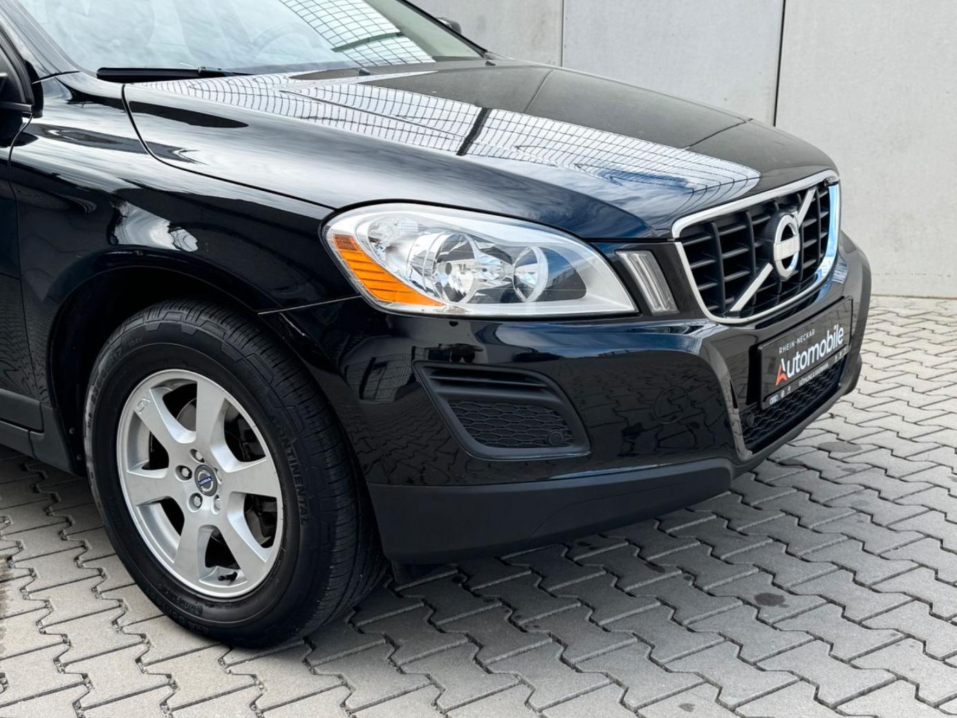 Volvo XC60 Kinetic 2.0 241 ch BVA / Toit panoramique / Cuir / GPS / Sièges chauffants