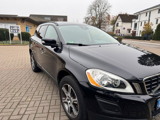 Volvo XC60 D3 AWD Geartronic Momentum schw...