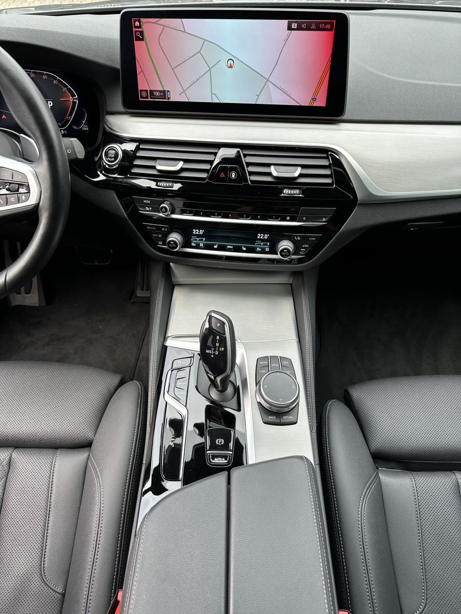 Fahrzeugabbildung BMW 520d Touring xDrive M-Sport NAV+LED+PANO+KAMERA