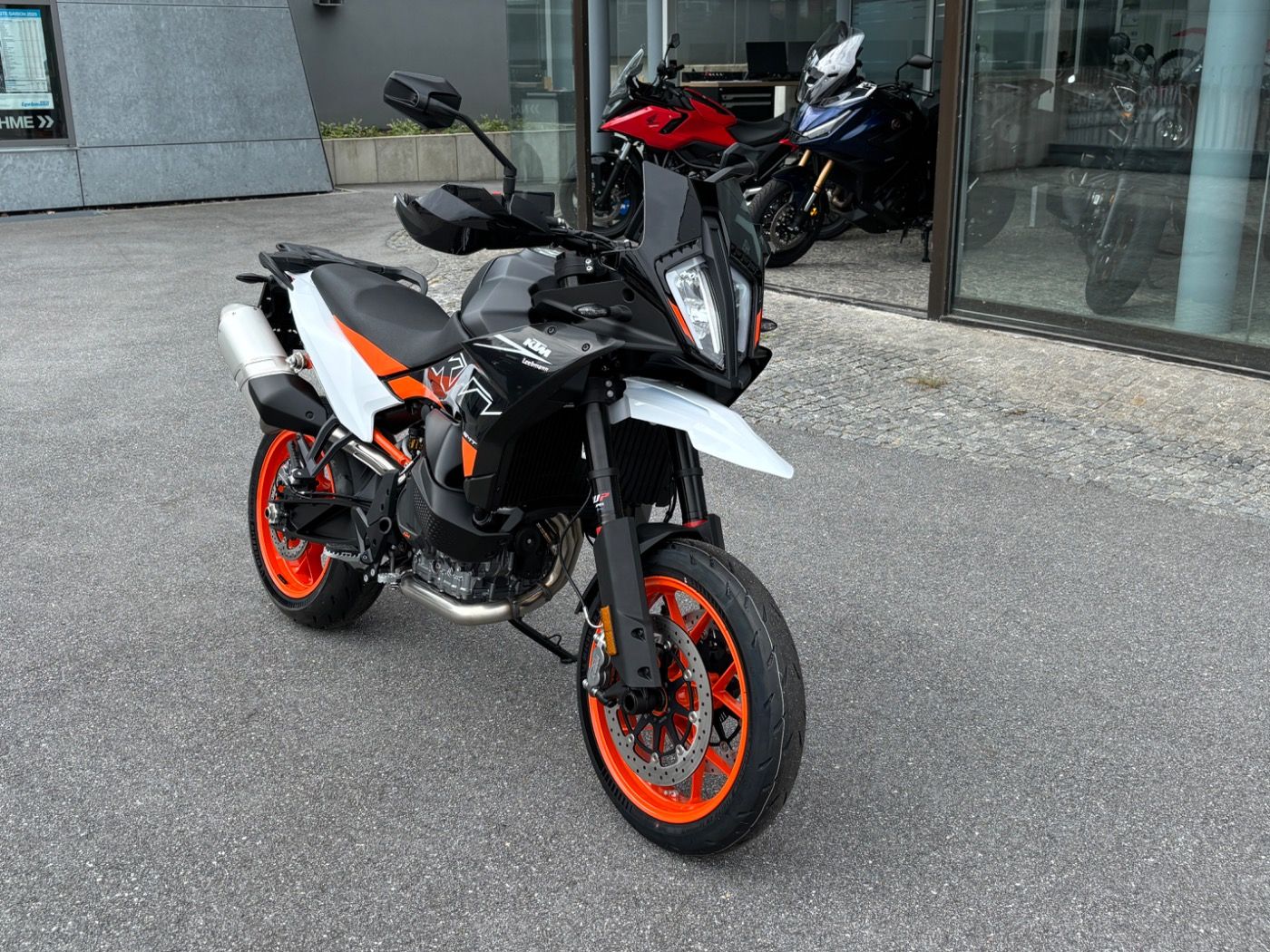 Fahrzeugabbildung KTM 890 SMT Modell 2024 4 Jahre Garantie