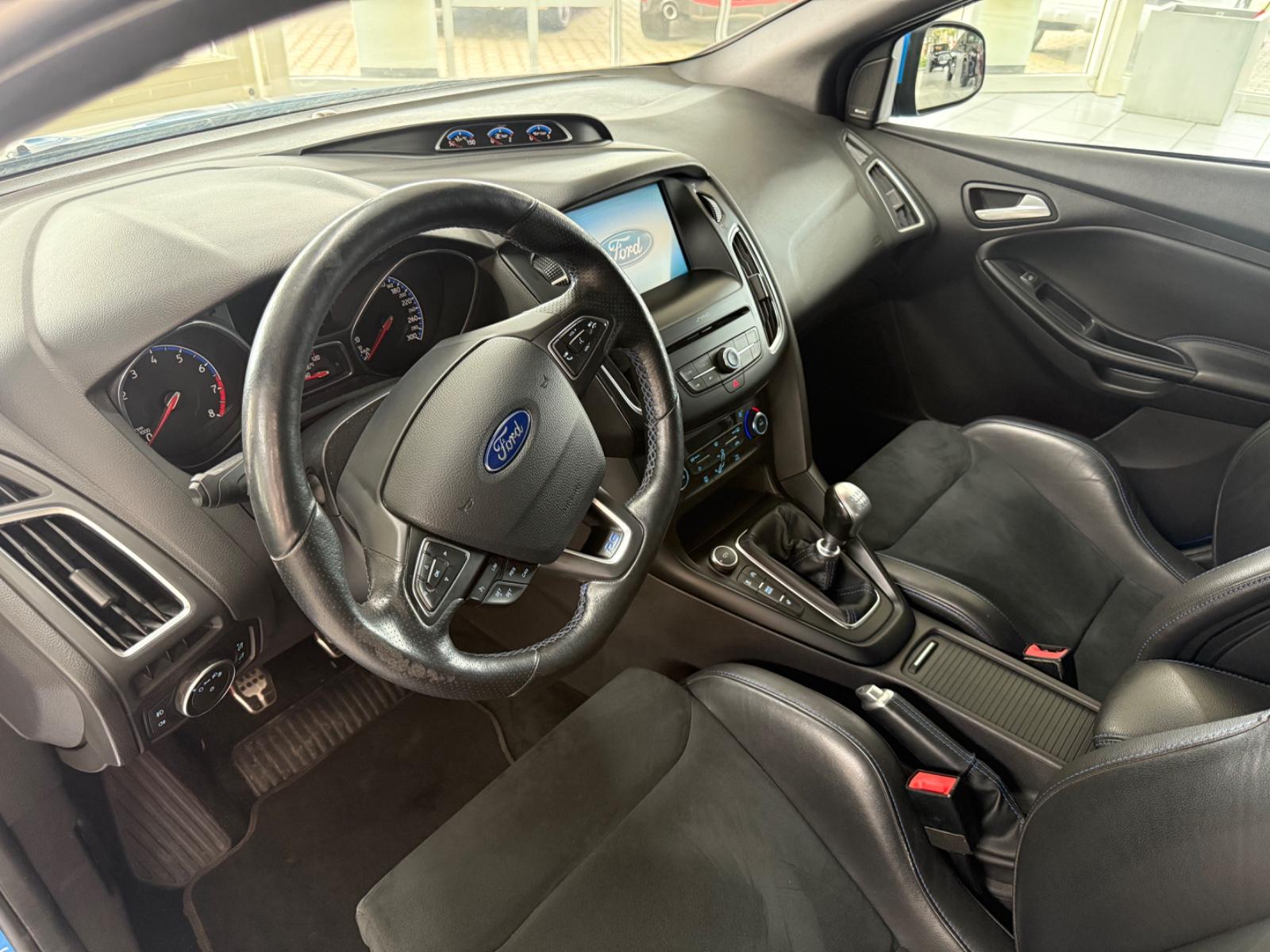 Ford Focus RS 2.3 EcoBoost 350 ch • 4x4 • Recaro • Toit ouvrant • Brembo - Sony Premium