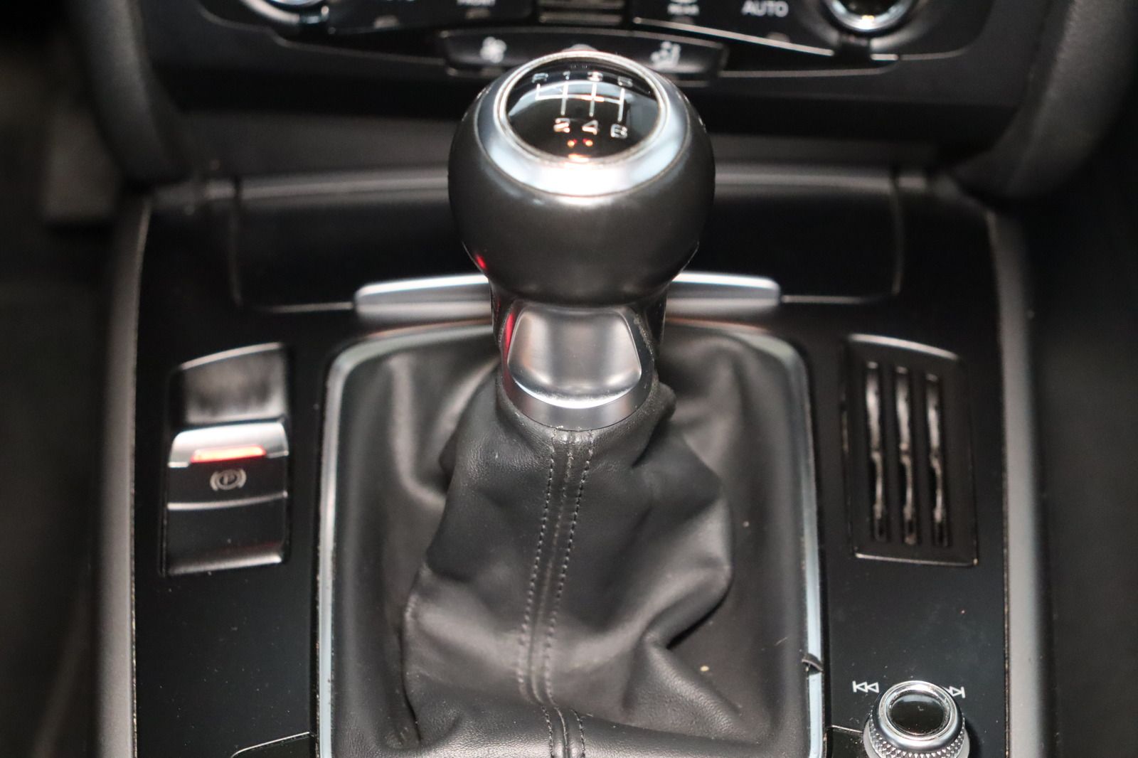 Fahrzeugabbildung Audi A4 2.0 TDI  Avant * Bi-Xenon * Navi * PDC