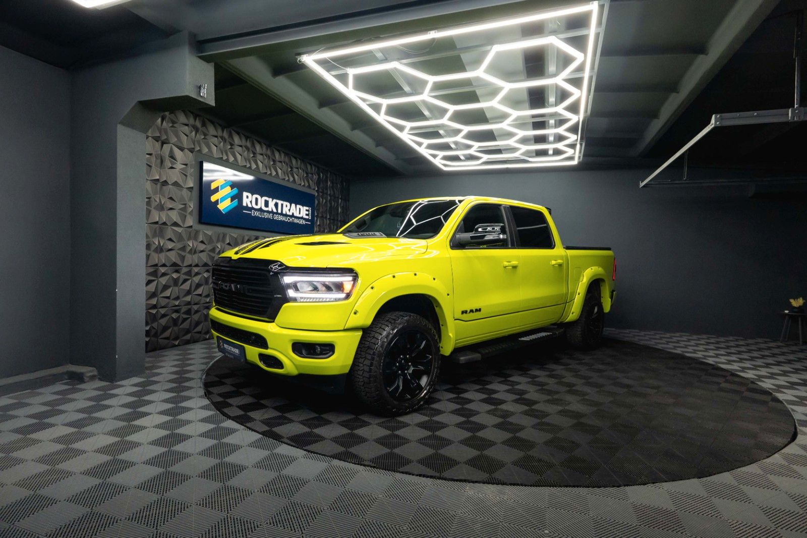 Fahrzeugabbildung Dodge RAM 5.7 V8 4x4 OFFROAD ACID YELLOW Edition LED