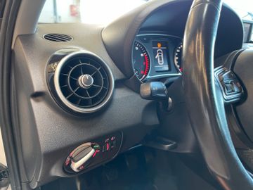 Audi A1 ambition *NAVI*PDC*SZHZ*KLIMA*SPORTFAHRWERK*