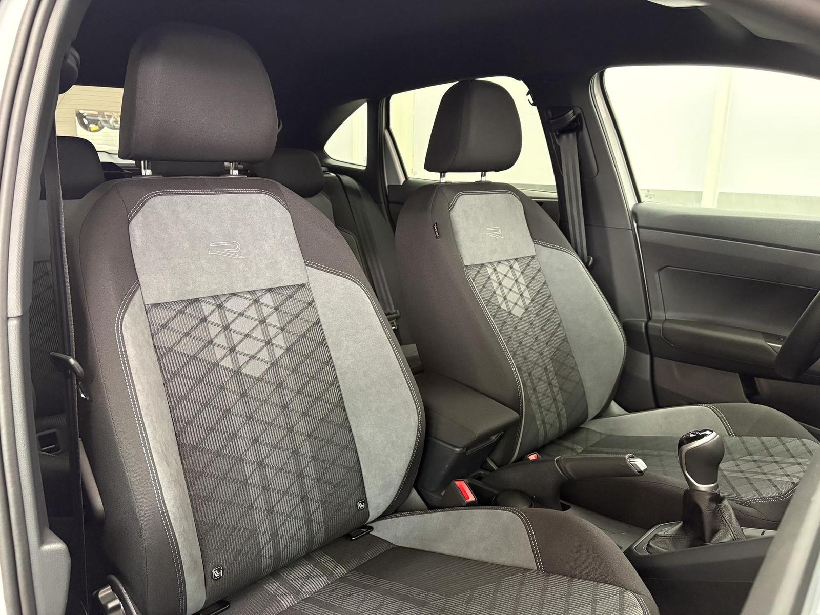 Volkswagen Taigo R-LINE SHZ BLACK PACK MATRIX ACC 1.0 TS..., миниатюра 12
