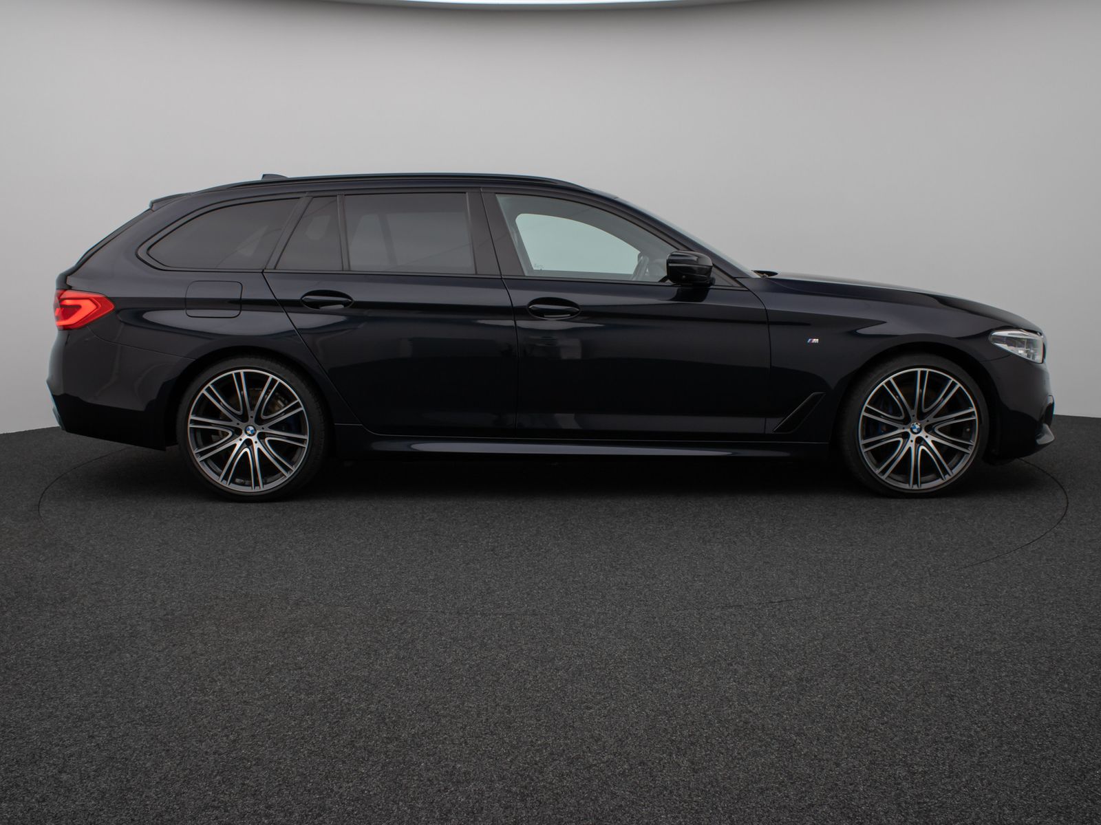 Fahrzeugabbildung BMW 540d xD M Sport Panorama 360°HUD B&W NightVision