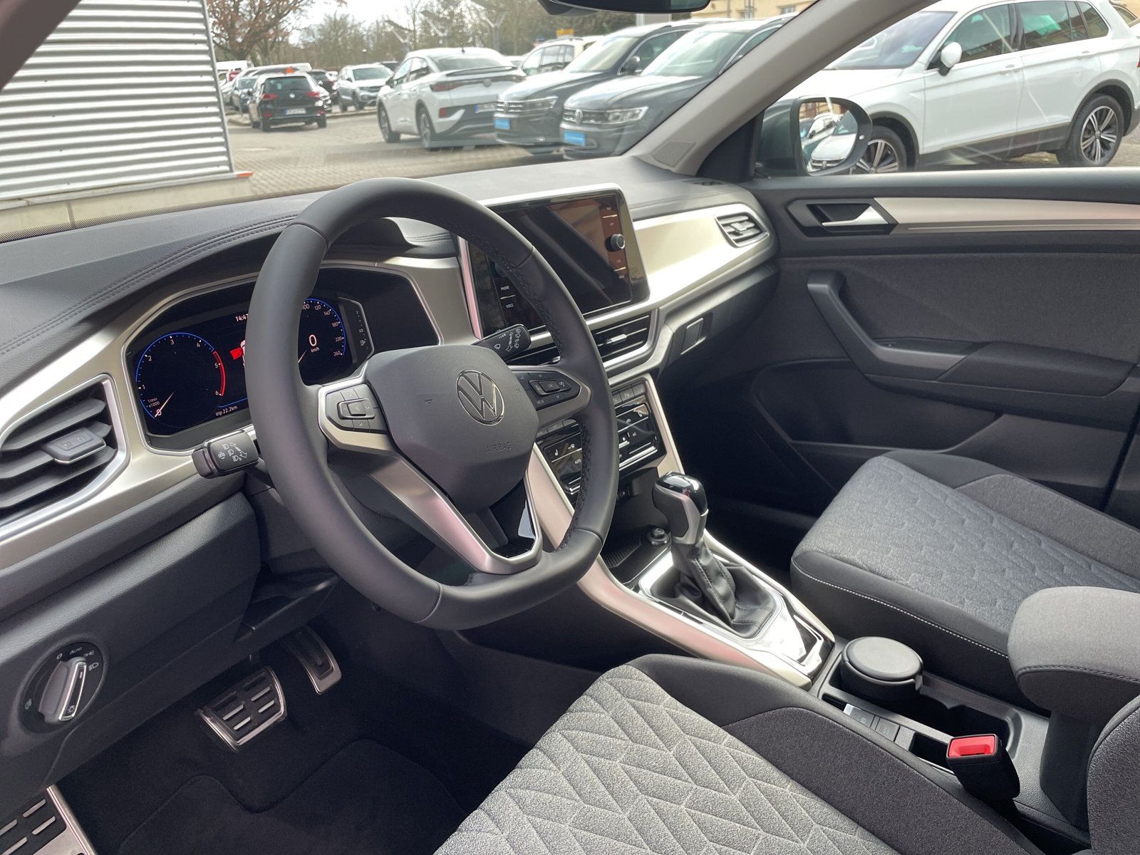 Fahrzeugabbildung Volkswagen T-Roc 2.0 TDI DSG Move NAVI AHK KAMERA