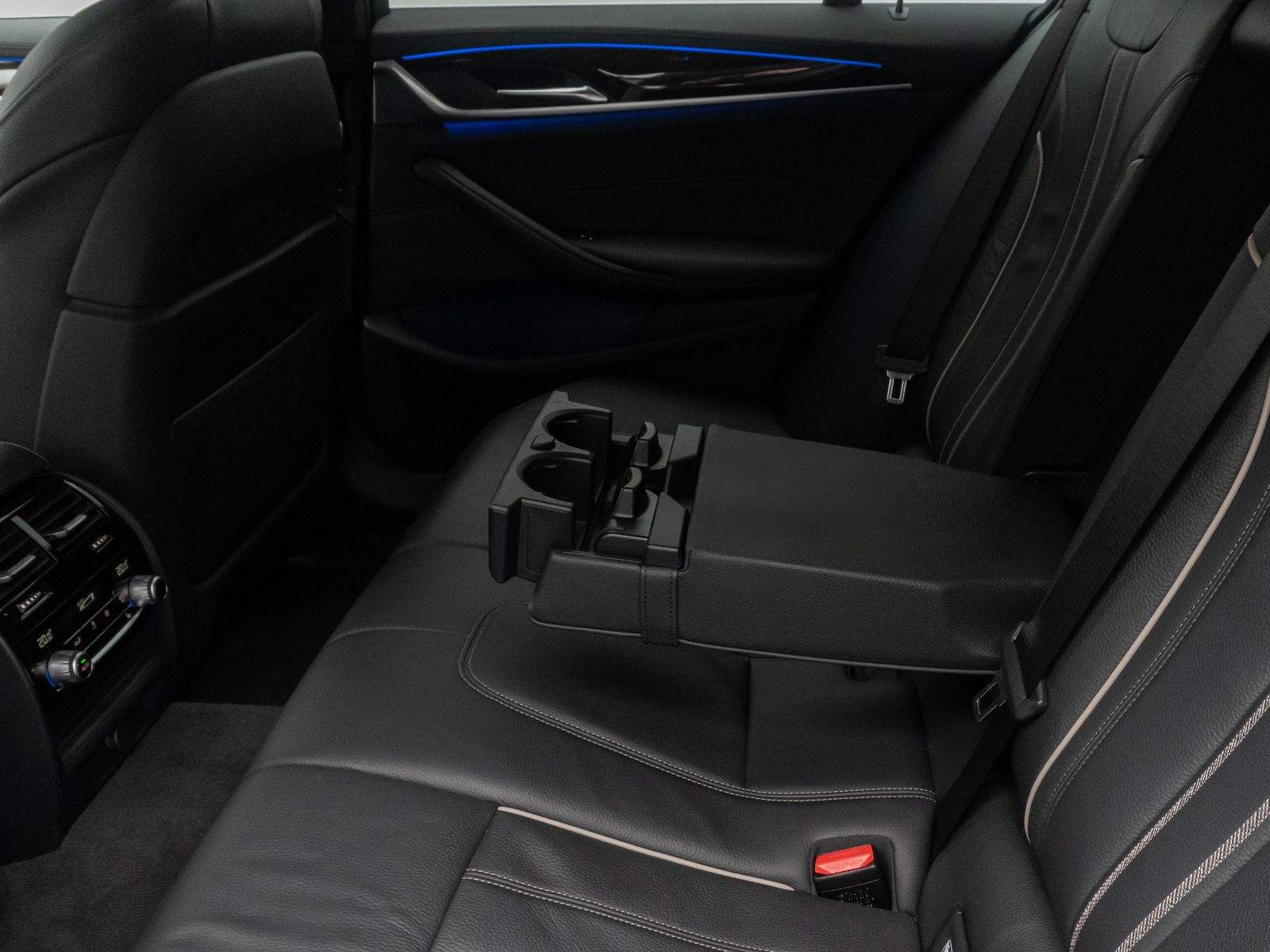 Fahrzeugabbildung BMW 540i xD LuxuryLine HUD Kamera HiFi Alarm Komfort