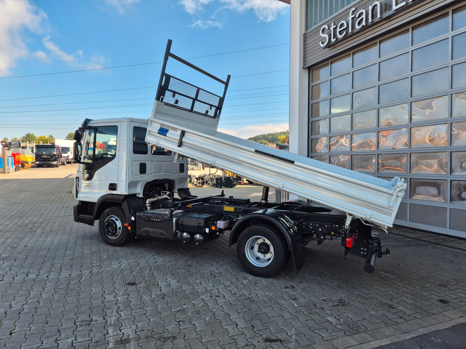 Fahrzeugabbildung Iveco Eurocargo ML80E21 Meiller 2x AHK 3 Sitze