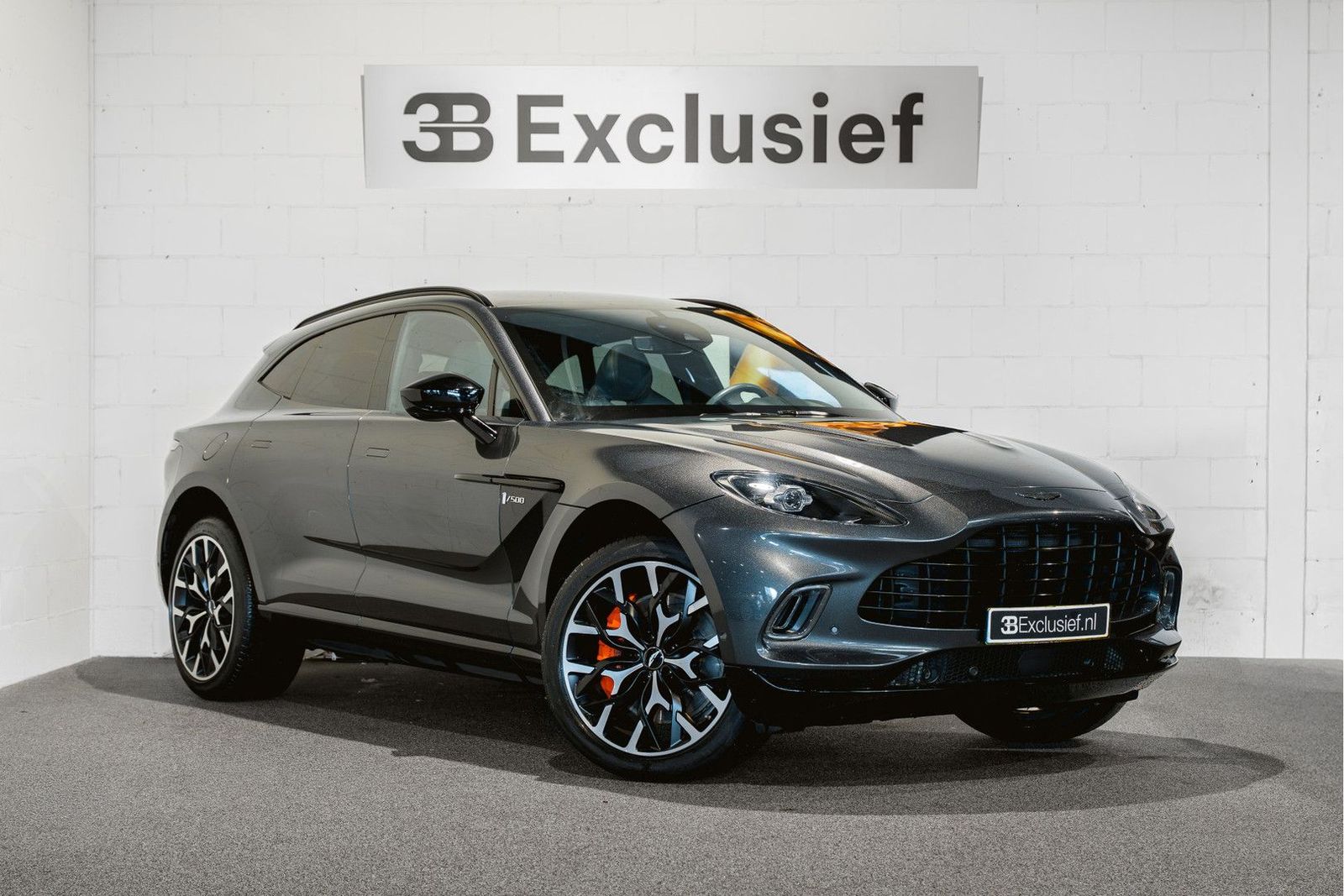 ASTON MARTIN DBX