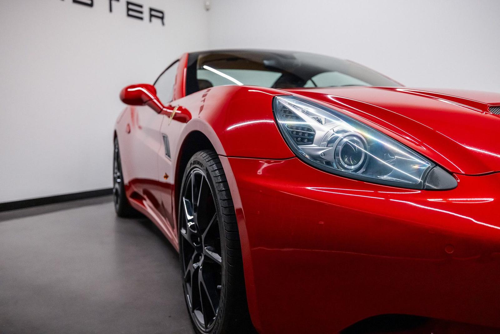 Ferrari California 30 4.3 V8 490 ch • Boîte F1 double embrayage • 29 600 km • Rouge / cuir beige