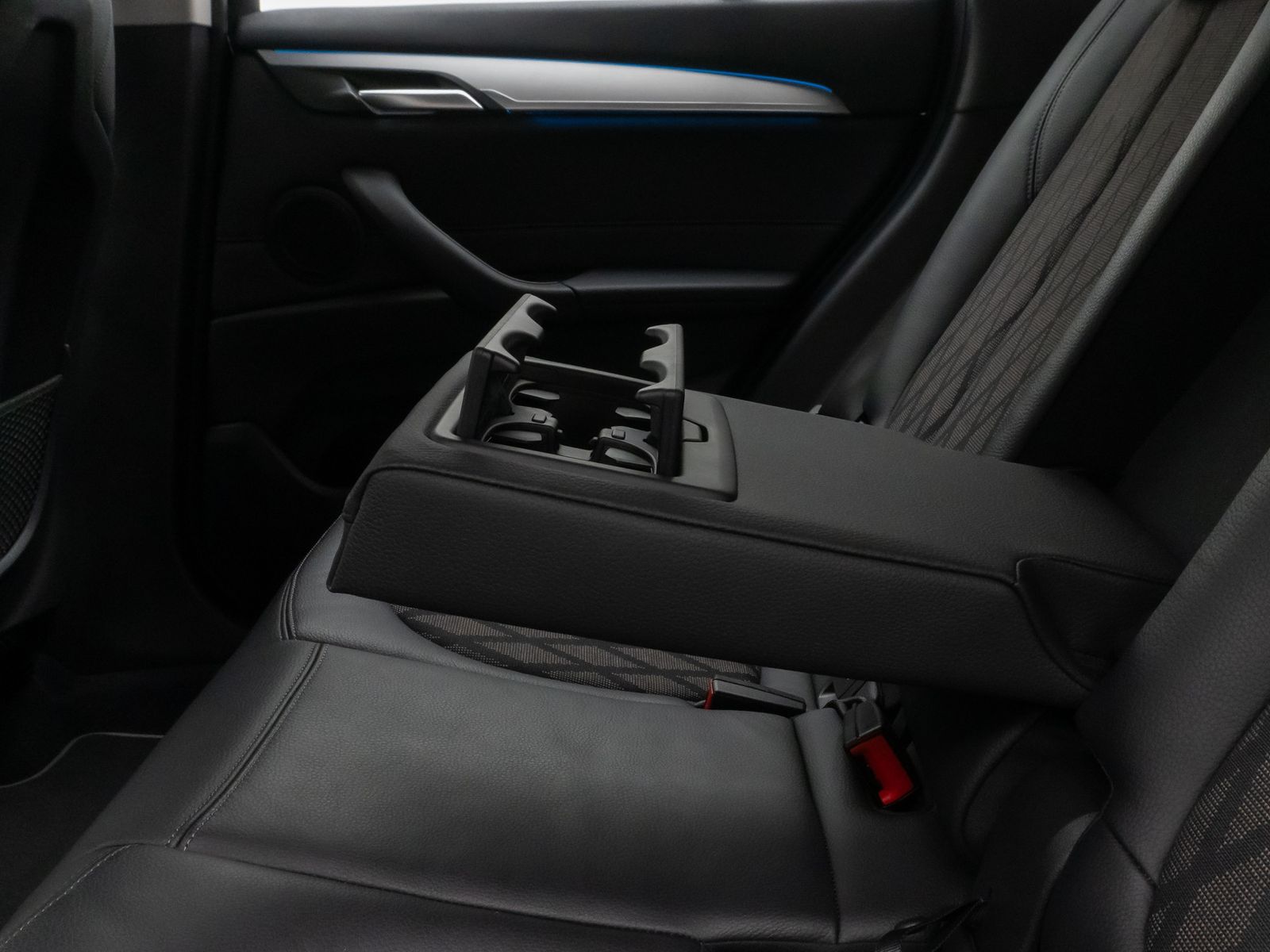 Fahrzeugabbildung BMW X1 xD25e xLine HUD DAB Parkassist Komfort Alarm