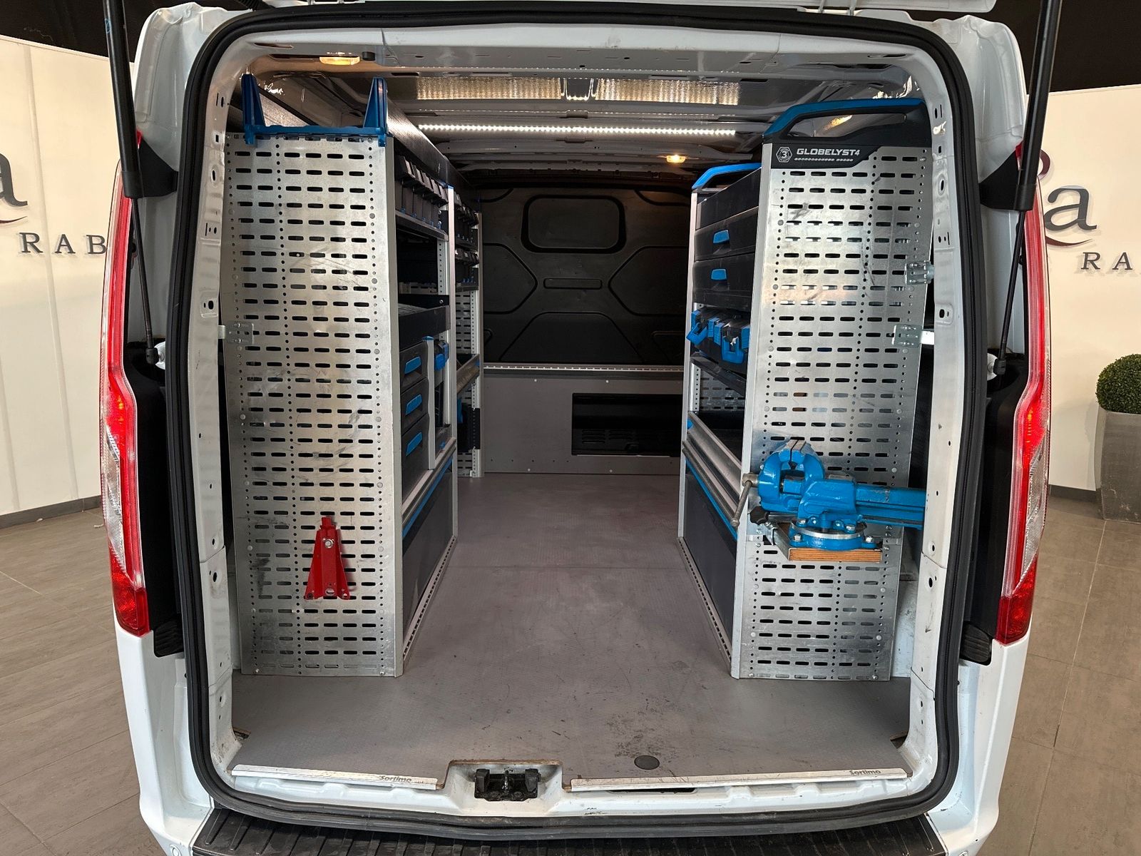 Fahrzeugabbildung Ford Transit Custom 320 L1H1 SORTIMO+NAV+AHK+STHZG