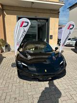 Ferrari 296 GTS - Ferrari 296 GTS mit Halbautomatikschaltung