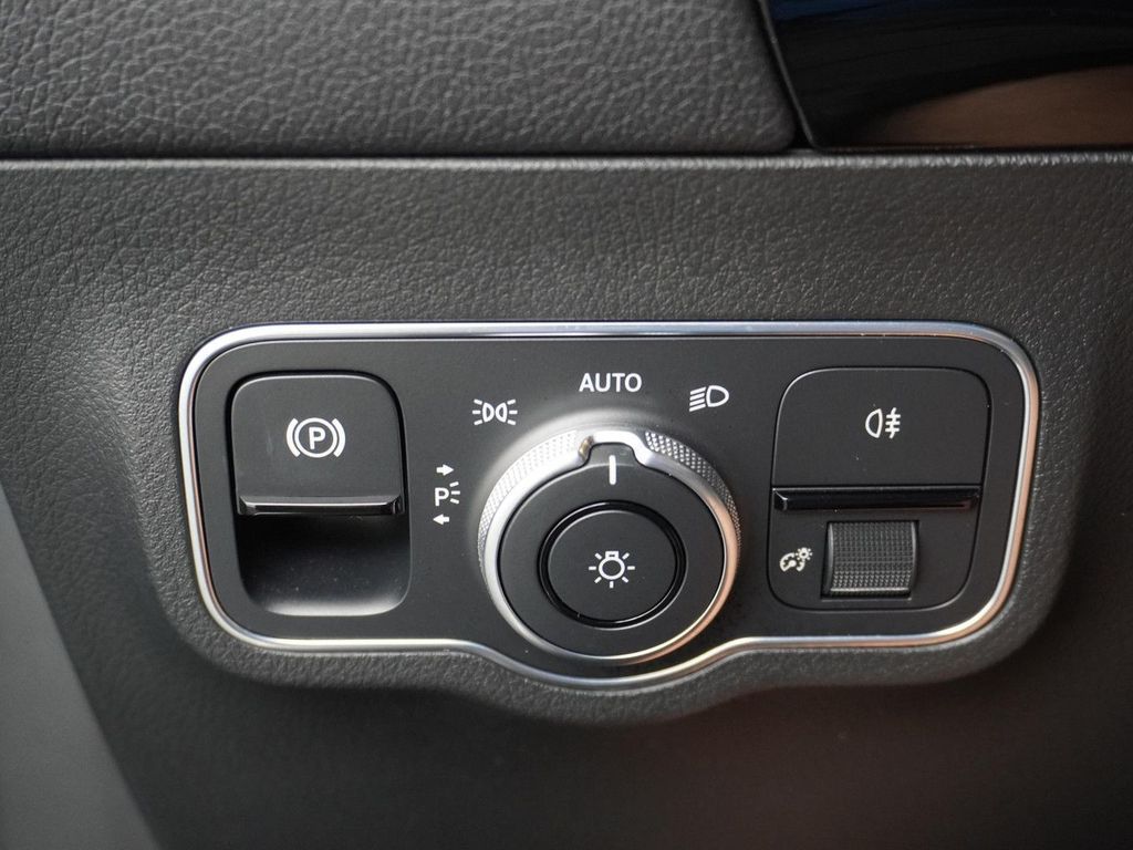 Mercedes-Benz GLA 200 Business Solution Luxury AMG Felgen MBUX